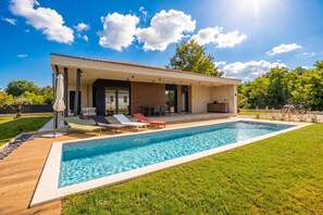 A modern house with a swimming pool, outdoor seating, and a garden. - Villa Gigi With Private Pool (Visnjan)