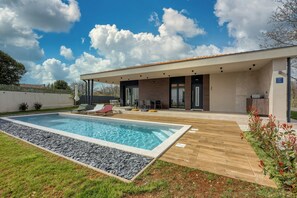 季节性开放的室外游泳池