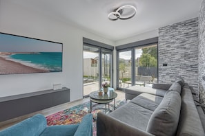 Family House, Multiple Bedrooms (Villa Gigi) | Living area | 32-inch Smart TV with digital channels
