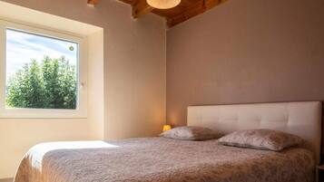 Individually furnished, bed sheets
