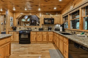 Køleskab, ovn, kogeplade, opvaskemaskine