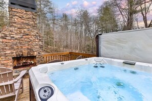 Outdoor spa tub - Hibernation Station | Blue Ridge, GA (McCaysville)