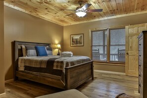 4 bedrooms, iron/ironing board, free WiFi, bed sheets - Hibernation Station | Blue Ridge, GA (McCaysville)