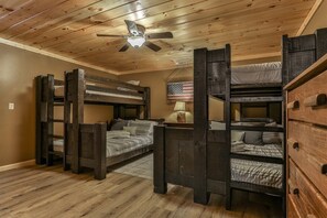 4 bedrooms, iron/ironing board, free WiFi, bed sheets - Hibernation Station | Blue Ridge, GA (McCaysville)
