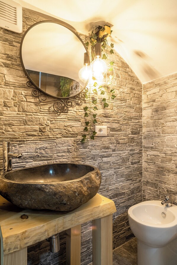 Superior Room | Bathroom | Shower, hair dryer, towels, soap - Notti Magiche (Santa Maria di Castellabate)