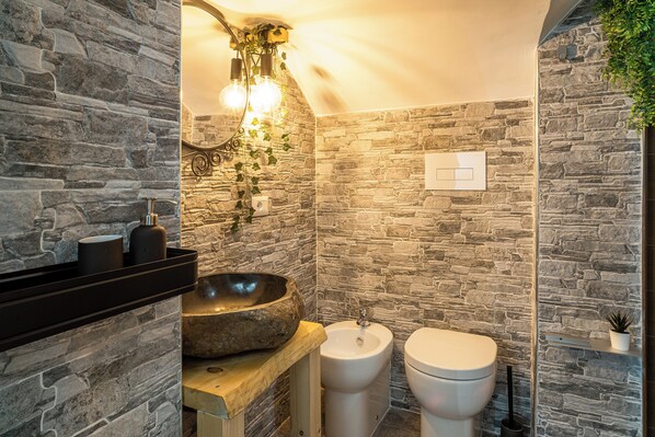 خزنة داخل الغرفة وستائر تعتيم ومكواة/لوح كي وواي فاي مجانًا