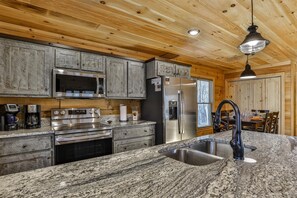 Kjøleskap, ovn, kokeplater og oppvaskmaskin