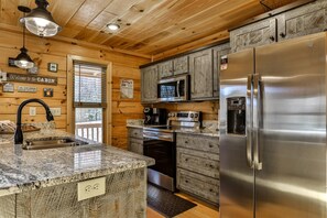 Kjøleskap, ovn, kokeplater og oppvaskmaskin