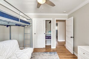 4 soverom, strykejern/-brett, reiseseng for barn og internettilgang