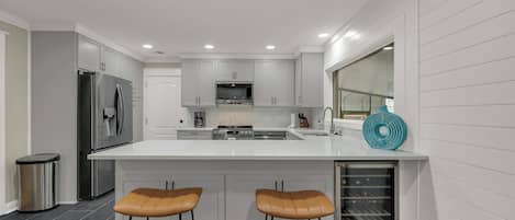 Kjøleskap, mikrobølgeovn, kokeplater og oppvaskmaskin