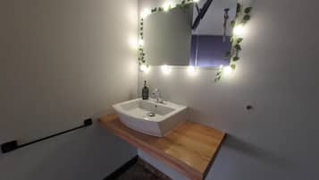 Douche, sèche-cheveux, serviettes fournies
