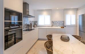 Fridge, microwave, oven, stovetop - Serene hideaway, luxurious 2-bedroom penthouse apartment in the exclusive Paraiso Pueblo (Benahavís)