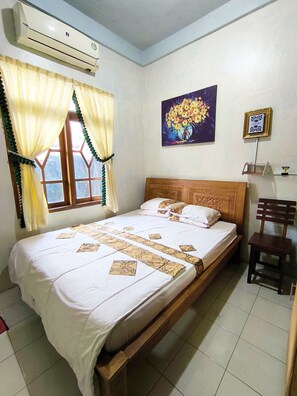 Desk, laptop workspace, free WiFi - Garuda Syariah Homestay By Reccoma (Banguntapan)