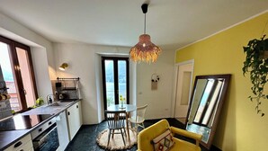Un espai habitable compacte amb cuina, zona de dinar i vista al mar.