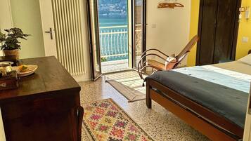 1 habitación, tabla de planchar con plancha y cuna de viaje