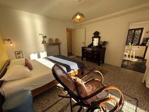 1 chambre, fer et planche à repasser, lit de bébé portatif