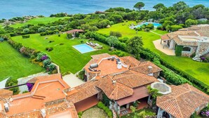 A luxurious villa with a swimming pool, a tennis court, and a view of the sea. - Villa Silènis -Puntaldia (Puntaldia)
