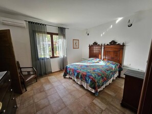 4 bedrooms, iron/ironing board, internet, bed sheets