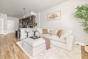 Smart-TV, peis, bøker og PC-skjermer