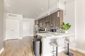 Kjøleskap, mikrobølgeovn, ovn og kokeplater