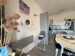 Dining - Two-Bedroom Apartment with Sea View Artmare (Lukoran)