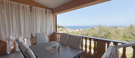 تناول الطعام بالخارج