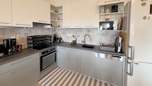 Coffee/tea maker, fridge, microwave, oven