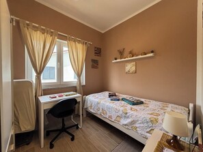 2 bedrooms, iron/ironing board, internet, bed sheets