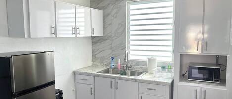 Microondas, parrilla de estufa, cafetera y tetera y tostadora