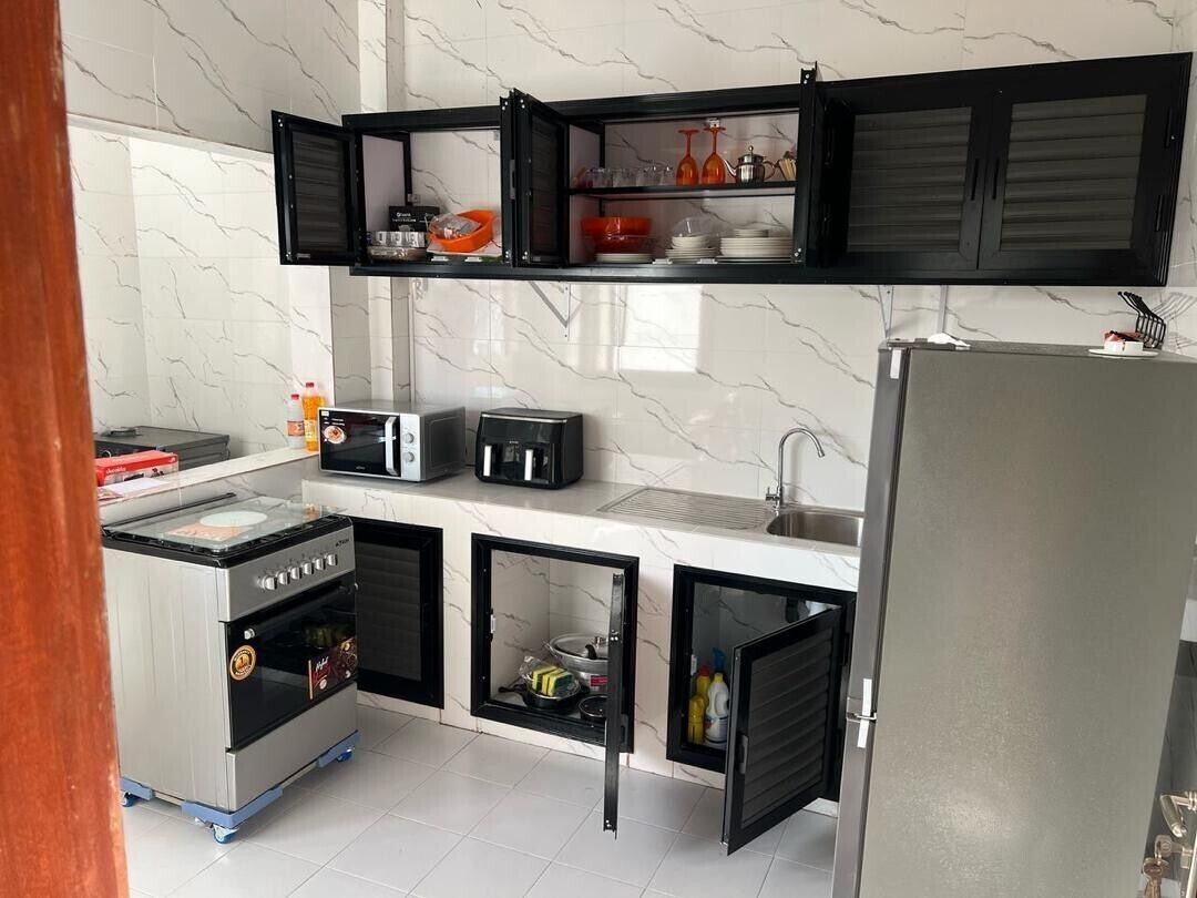 Coffee/tea maker, fridge, microwave, oven