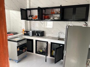 Frigorifero, microonde, forno, piano cottura