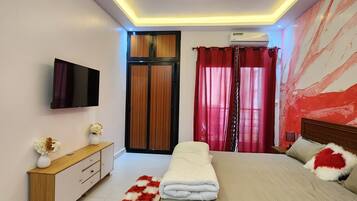 3 bedrooms, iron/ironing board, travel crib, WiFi (free)