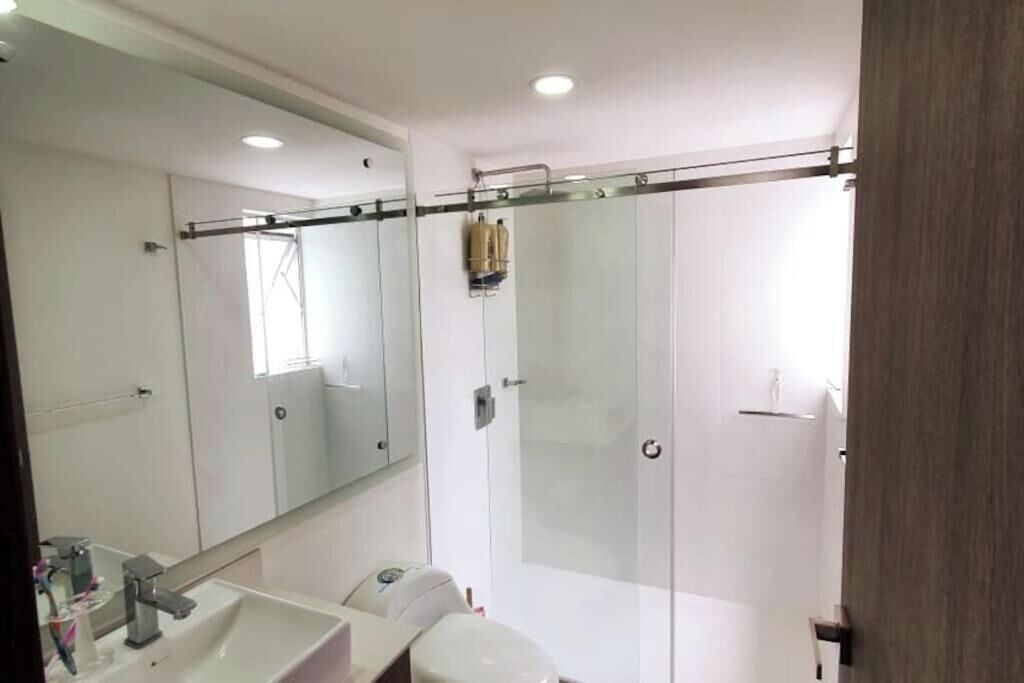 Toallas, jabón, shampoo, papel de baño 