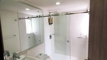 Toallas, jabón, shampoo, papel de baño