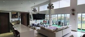 Penthouse safe and beautiful, with stunning views
