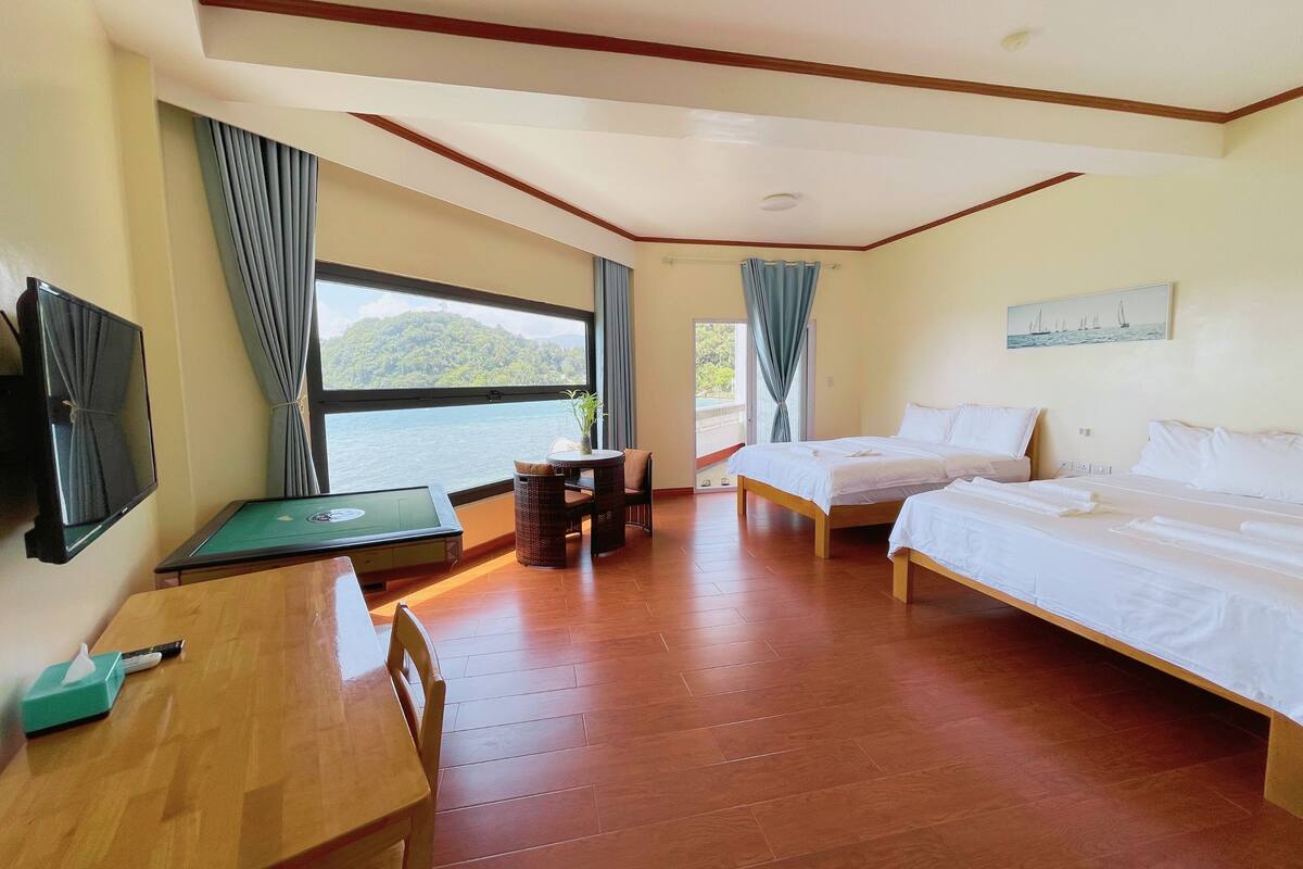 Premium Quadruple Room | Meja, Wi-fi percuma, cadar katil 