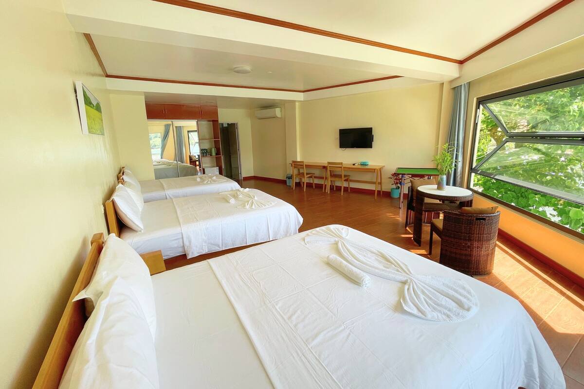 Family Deluxe Room | Meja, Wi-fi percuma, cadar katil 