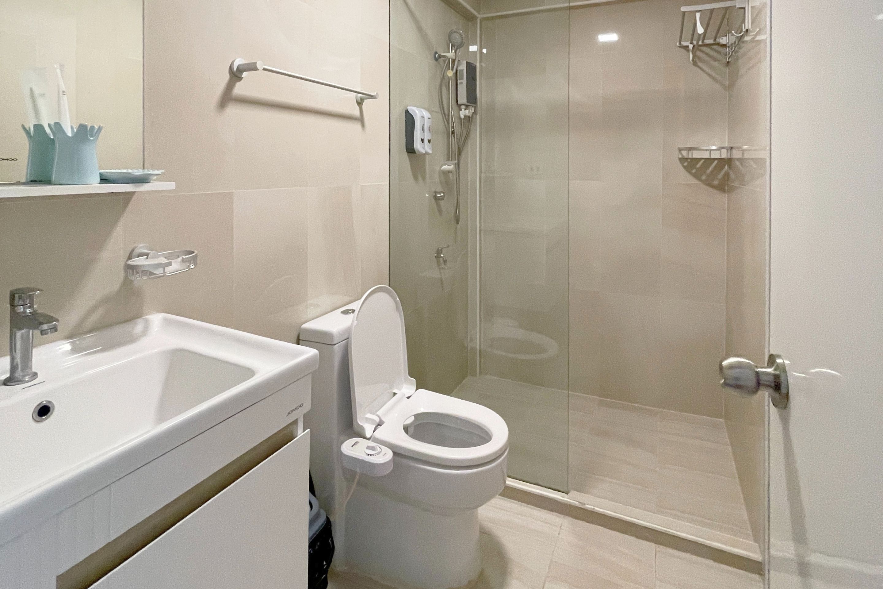 Douche, douche à « effet pluie », articles de toilette gratuits