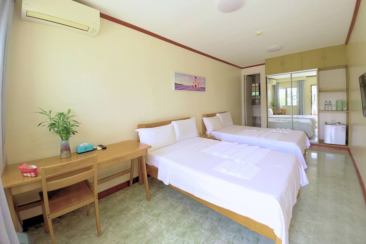 Twin Room | Meja, Wi-fi percuma, cadar katil 