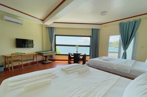 Premium Quadruple Room | Desk, free WiFi, bed sheets