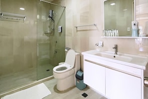 Family Deluxe Room | Bathroom | Shower, rainfall showerhead, free toiletries, hair dryer