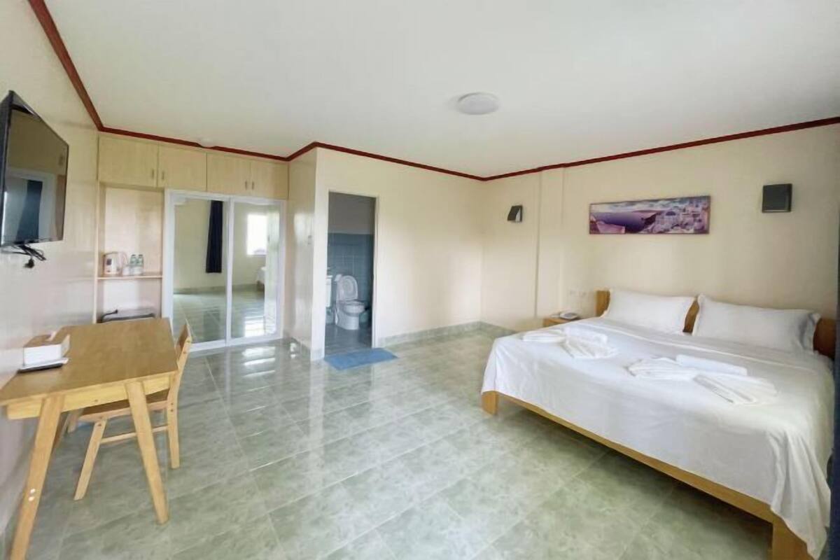 Desk, free WiFi, bed sheets