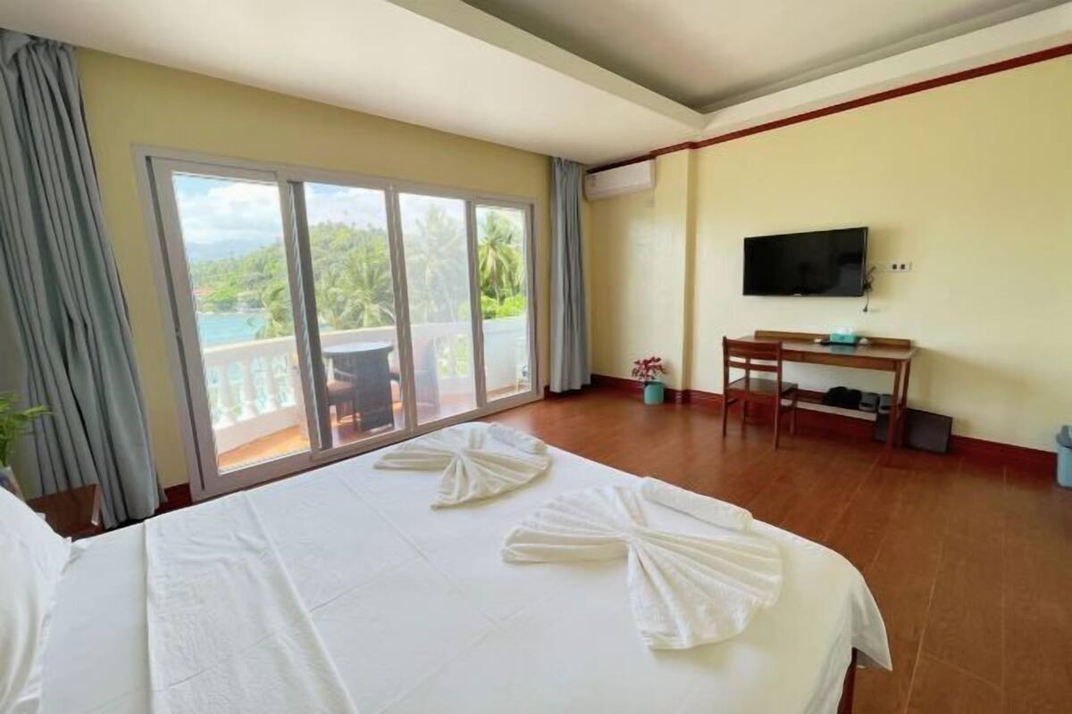 Desk, free WiFi, bed sheets