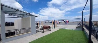 Sky Pearl Airport Stay- WiFi, Netflix, Parking & Views