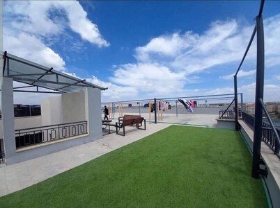 Sky Pearl Airport Stay- WiFi, Netflix, Parking & Views