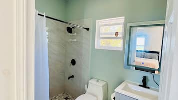 SĂšche-cheveux, serviettes fournies, savon, papier toilette