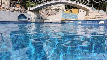 Hồ bơi ngoài trời phục vụ theo mùa