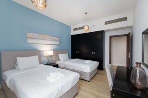 2 bedrooms - Luxe JBR 2BR w Pool and Gym Marina Views (Dubai)