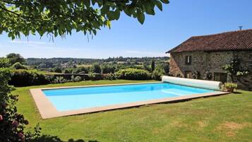 Een buitenzwembad en een verwarmd zwembad