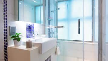 Een douche, een haardroger, pantoffels, handdoeken